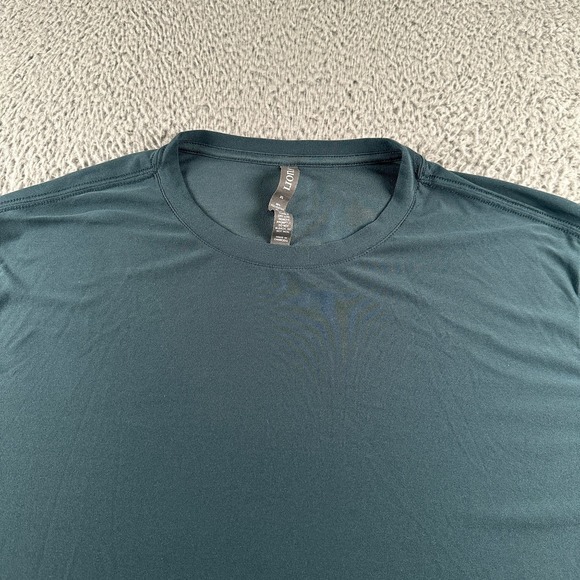 Vuori Men's Strat Tech Tee XL Green Athletic Crew Neck Workout Casual - Picture 2 of 9